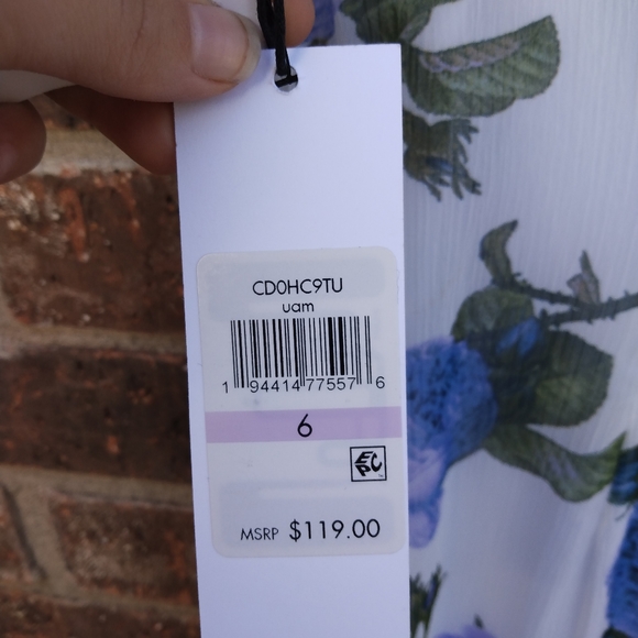 Calvin Klein Asymmetrical White Sleeveless Floral Print Size 6 - Picture 3 of 5